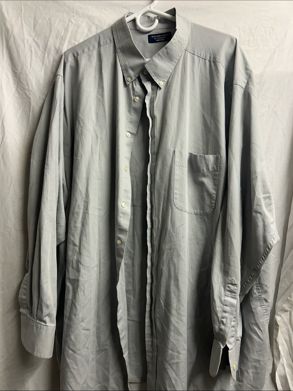 Roundtree & Yorke Men's Light Gray Button-Down Shirt